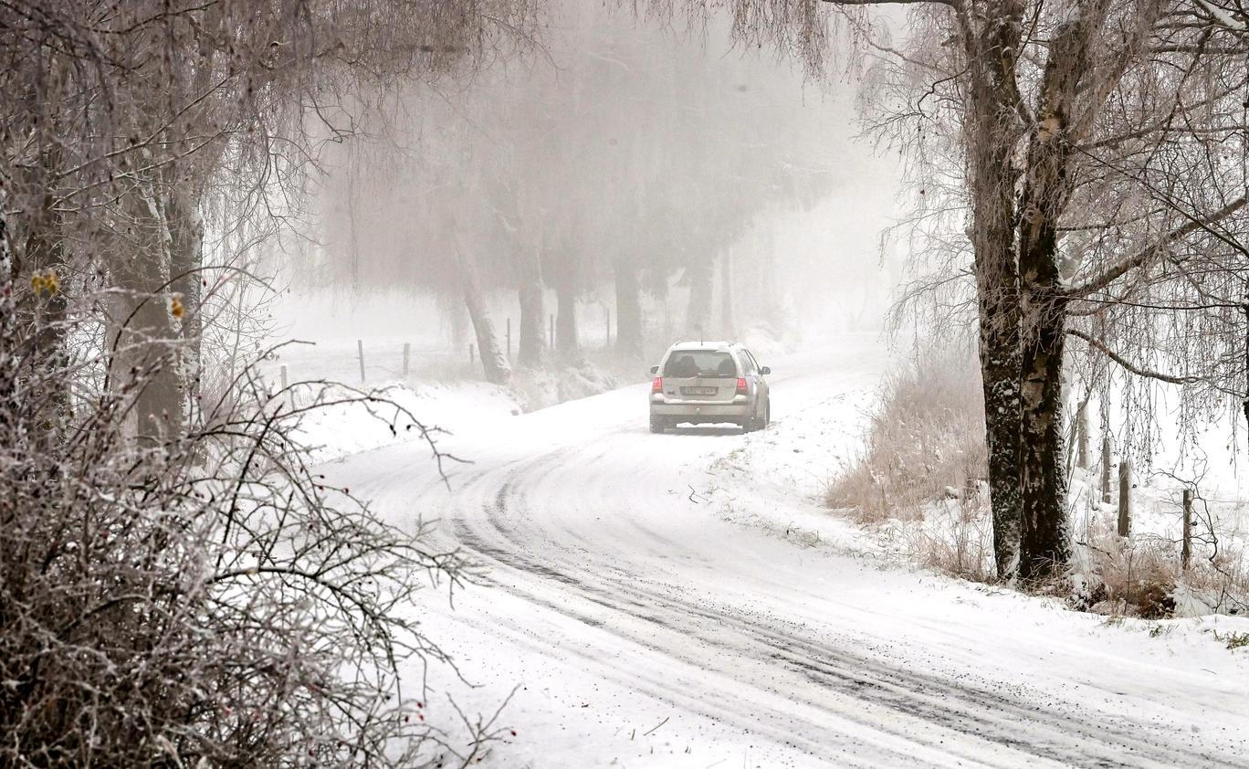 auto, automobil, zasněžená silnice, sníh, sněžení