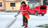 silnice, chodník, sníh, posyp, sypání chodníku