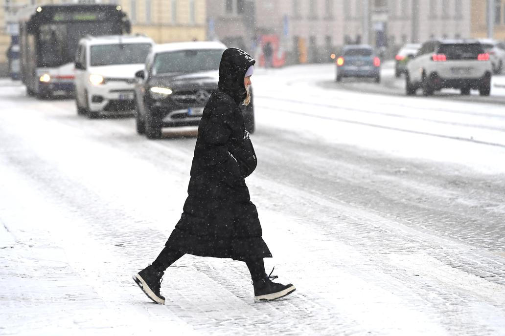 žena, přechod pro chodce, sníh, sněžení, třída Svobody