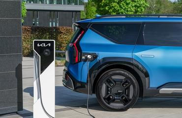 Nová doba: Auto napájí elektřinou dům a dokáže ji poslat i zpět do sítě