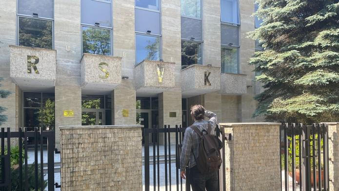 Novináři se snažili dostat do Ruského domu v Praze, bohužel se to nepodařilo