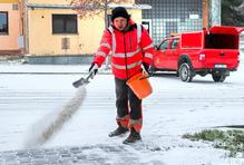silnice, chodník, sníh, posyp, sypání chodníku