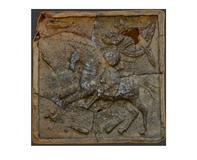 Analogický kachel, k němuž experti přihlíželi při rekonstrukci.