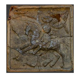 Analogický kachel, k němuž experti přihlíželi při rekonstrukci.