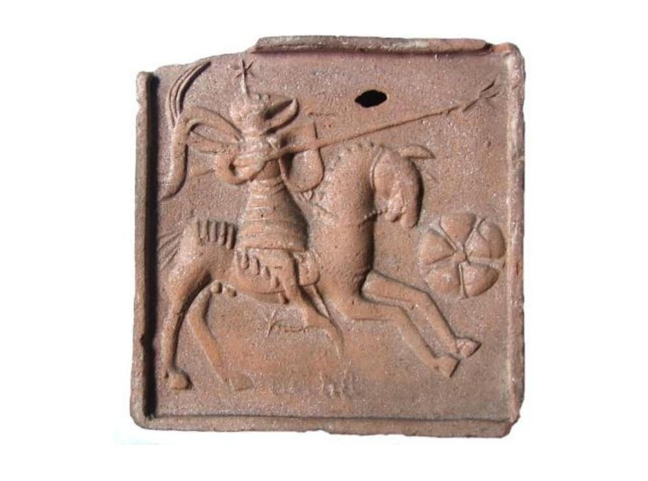 Analogický kachel, k němuž experti přihlíželi při rekonstrukci.