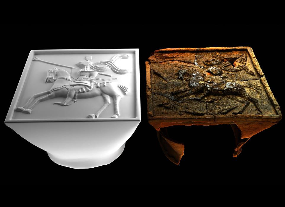 Rekonstrukce kachle podle nalezeného střepu.