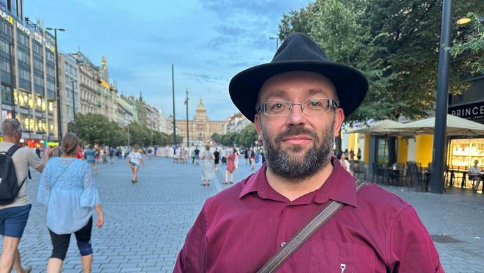 Předseda hnutí Stačilo! Daniel Sterzik alias Vidlák ve chvíli, kdy mluvil v červenci 2025 o dohodě se SOCDEM