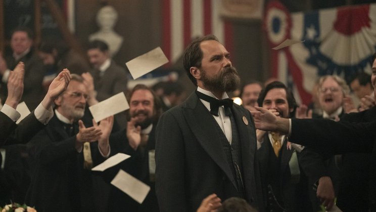 Michael Shannon v roli 20. amerického prezidenta Jamese A. Garfielda, kterého v roce 1881 zastřelil neúspěšný právník Charles J. Guiteau.