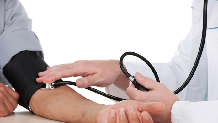 První příznaky - vysoký tlak a cholesterol