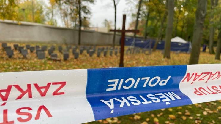 Ani jedna ze dvou sond na ďáblickém hřbitově nebyla úspěšná. Další se už letos nestihne.