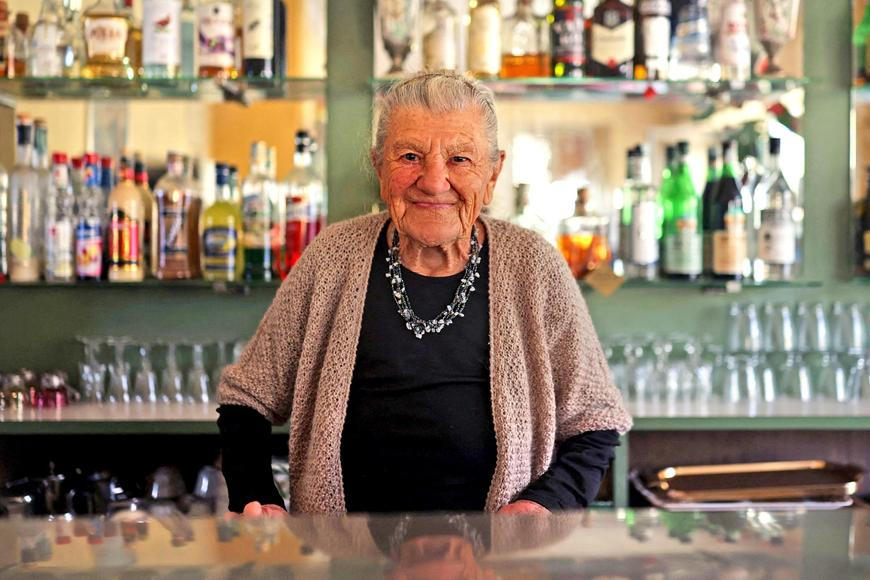 Tajemství dlouhověkosti v šálku kávy: 101letá baristka Anna a její příběh