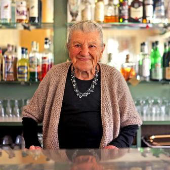 Tajemství dlouhověkosti v šálku kávy: 101 letá baristka Anna a její příběh