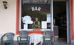 Tajemství dlouhověkosti v šálku kávy: 101 letá baristka Anna a její příběh