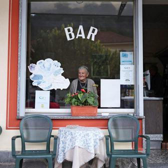 Tajemství dlouhověkosti v šálku kávy: 101 letá baristka Anna a její příběh