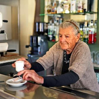 Tajemství dlouhověkosti v šálku kávy: 101. letá baristka Anna a její příběh