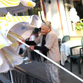 Tajemství dlouhověkosti v šálku kávy: 101. letá baristka Anna a její příběh