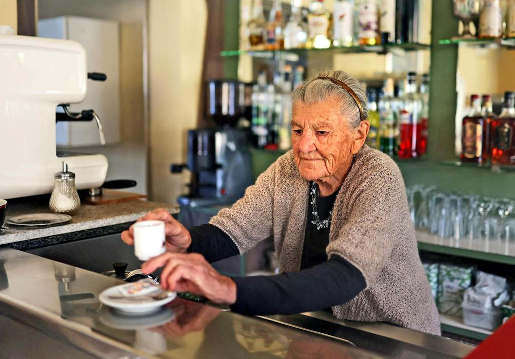 Tajemství dlouhověkosti v šálku kávy: 101. letá baristka Anna a její příběh