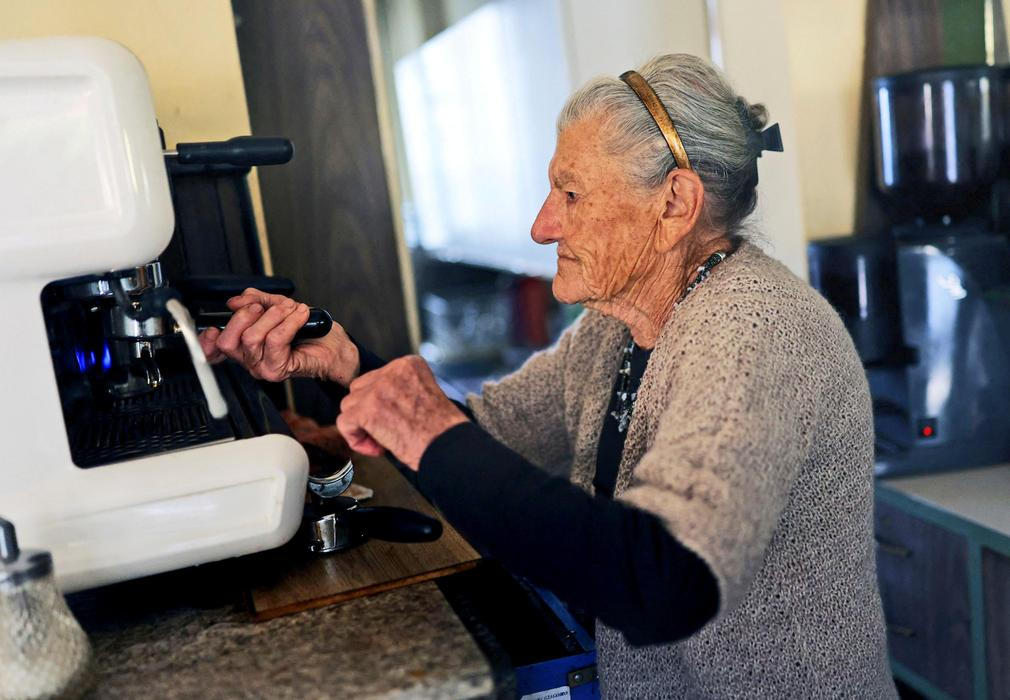 Tajemství dlouhověkosti v šálku kávy: 101. letá baristka Anna a její příběh