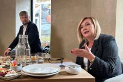 Předsedkyně poslaneckého klubu ANO Alena Schillerová při setkání s majiteli restaurací, kdy podpořila jejich návrh na osvobození spropitného od zdanění.