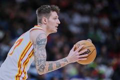 Vít Krejčí v zápase Atlanty v NBA na hřišti New Orleans