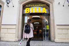 Ilustrační foto - nakupování, nákup, obchod, zboží, jídlo, sladké, sladkost, rohlík, pečivo, cena, ceny, zdražování, inflace, pokladní, Billa