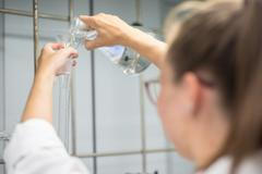 Laboratoř Vysoká škola chemicko-technologická, výzkum, věda, Akademie věd, chemie, fyzika, biologie, vědec, vědkyně, laborant