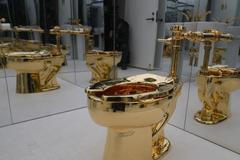 Cattelan, zlatá toaleta