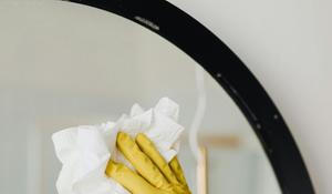 ruka zrcadlo čištění leštění zrcadlo ubrousek