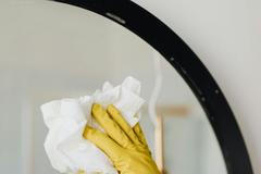 ruka zrcadlo čištění leštění zrcadlo ubrousek