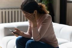 Žena, mobilní telefon, smutek, podvod