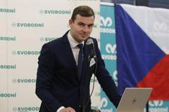 Předseda svobodných Libor Vondráček na Republikovém sněmu stranu 16. listopadu 2025, kdy děkoval mimo jiné za spolupráci předsedovi SPD Tomio Okamurovi.