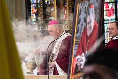 Letouny ve tvaru kříže i kouřová show s kadidlem. Lidé i politici se loučili s Dukou