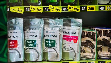 Automat s výrobky z kratomu.