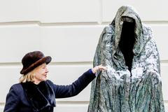 Plášť svědomí, socha