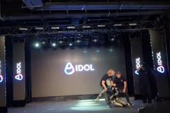 Robot při představení spadl přímo na jevišti