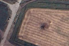 Oblast Starokostiantyniv. Ruská střela Kinžal po odchýlení nezasáhla cíl a explodovala v poli