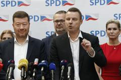 Předseda PRO Jindřich Rajchl v rozhovoru pro Aktuálně.cz tvrdí, že má nadále podporu od Tomio Okamury, předsedy SPD, s nímž je Rajchl v jednom klubu.