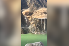 Číňanům se zřítila část nedávno otevřeného mostu. Předtím se začaly objevovat praskliny