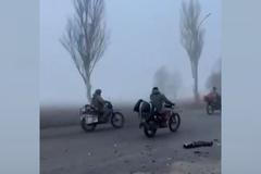 Totální bizár. Z mlhy u Pokrovska se vynořili ruští vojáci, Mad Max Alcohosa, vtipkují na sítích