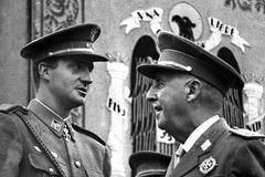Generál Francisco Franco (vpravo) v rozhovoru s princem Juanem Carlosem během vojenské přehlídky v Madridu 29. května 1966