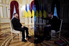 Video, které po víkendu obletělo svět. Při rozhovoru se Zelenským spadl elektrický proud