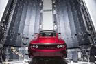 Tesla Roadster v raketě