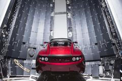 Tesla Roadster v raketě