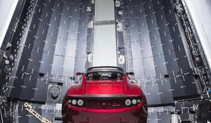 Tesla Roadster v raketě