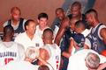 Lenny Wilkens obklopen hráči druhého amerického Dream Teamu při přípravě na olympiádu v Atlantě v roce 1996