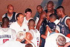 Lenny Wilkens obklopen hráči druhého amerického Dream Teamu při přípravě na olympiádu v Atlantě v roce 1996