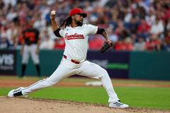 Emmanuel Clase při nadhozu