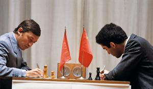Souboj Garriho Kasparova s Anatolijem Karpovem o titul šachového šampiona v roce 1985