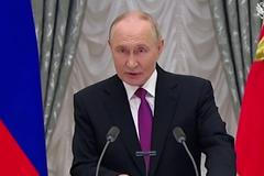 "I dnes bráníme suverenitu, čest a důstojnost našeho rodného Ruska," prohlásil Putin