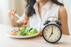 přerušovaný půst jídlo hodiny ilustrace